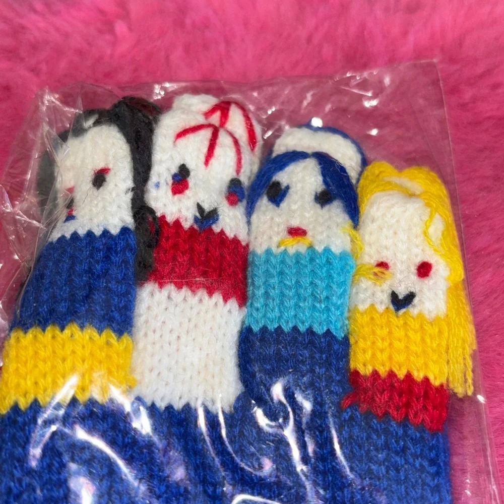 NWT 2 PAIRS people finger knit kid gloves with different people on each finger w